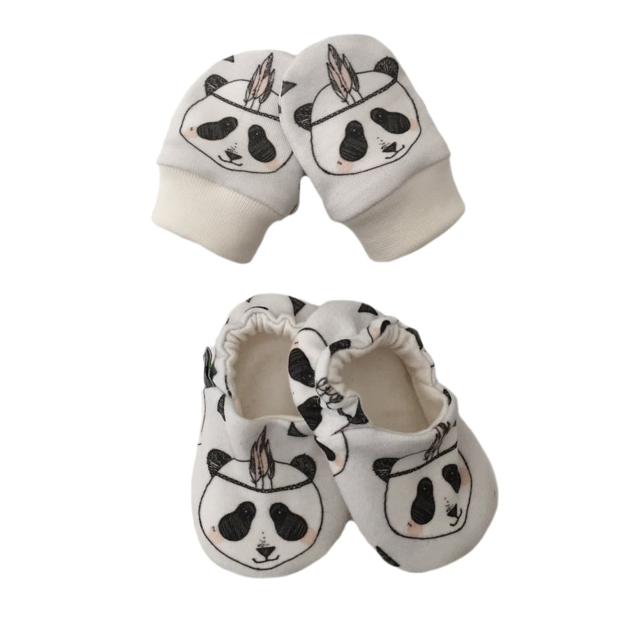 ORGANIC Baby SCRATCH MITTENS & PRAM SHOES in GREY FEATHER PANDA New Baby Giftset