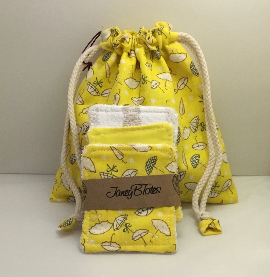 Ideal Mother’s Day gift set. Wash bag and eye pads.