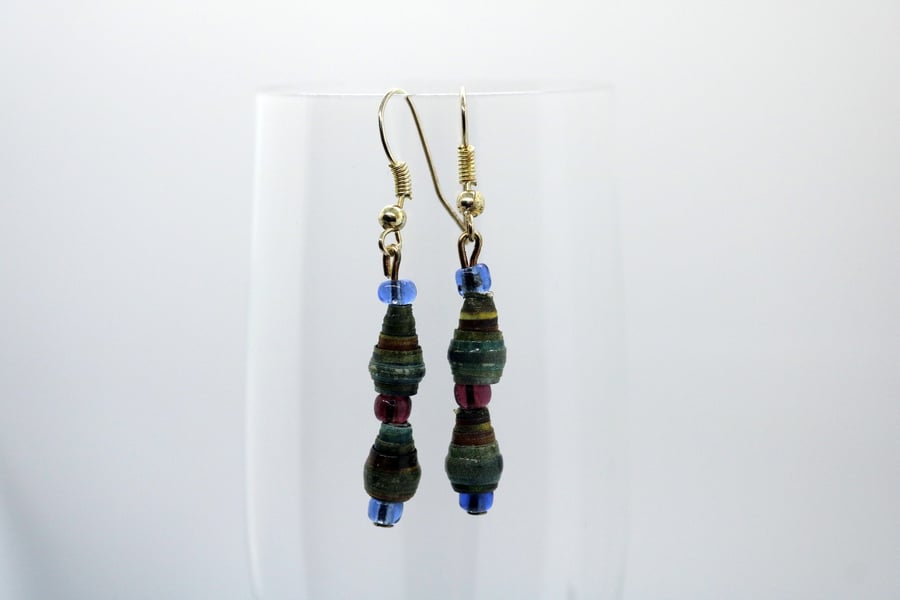 Dangling earrings made of conical paper beads