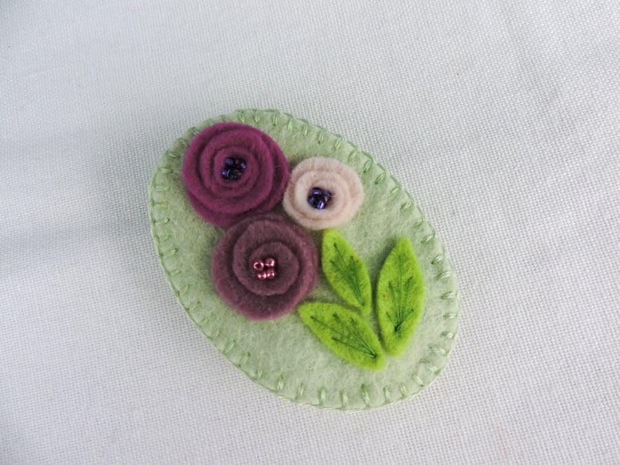 Felt Brooch Oval with flowers