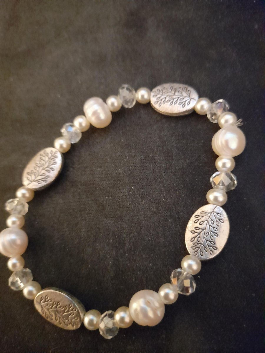 Genuine River Pearl And Crystal Stretch Bracelet With 4 Silver Metal Medallions 