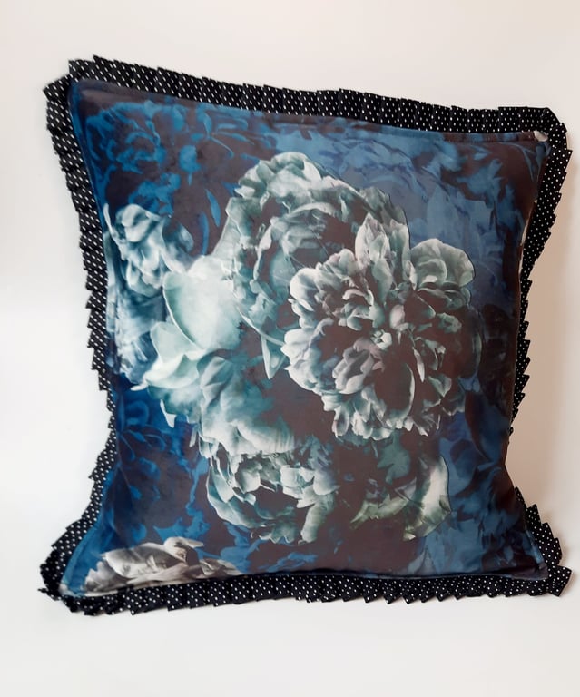 Cushion cover envelope style printed velvet blue flower and polkadot.