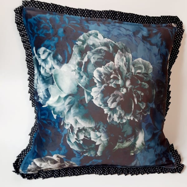 Cushion cover envelope style printed velvet blue flower and polkadot.