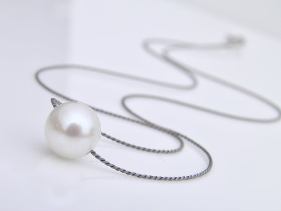 White Pearl Necklace 