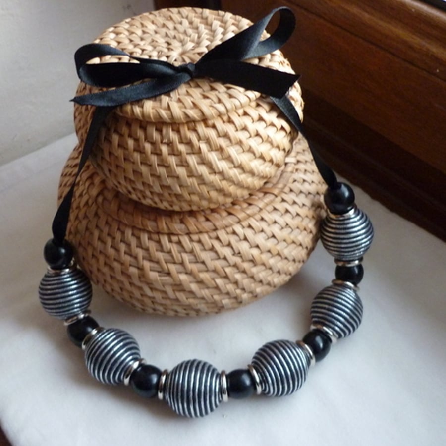 BLACK AND SILVER CHUNKY NECKLACE. 009