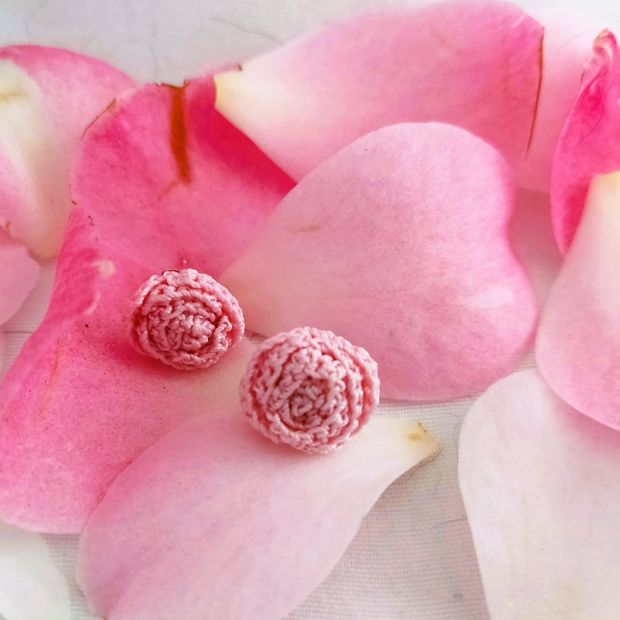 Pink rosebud micro-crochet silver stud earrings