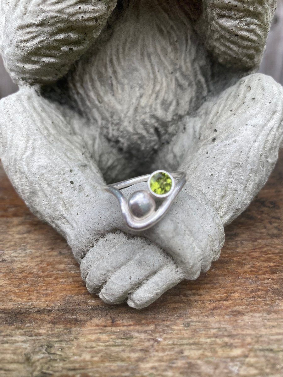 Silver wave ring with peridot gemstone 