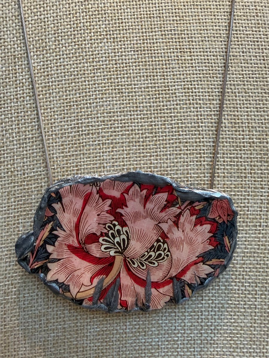 Reds William morris shell necklace 