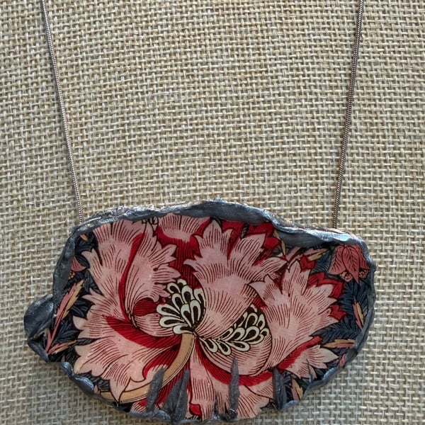 Reds William morris shell necklace 