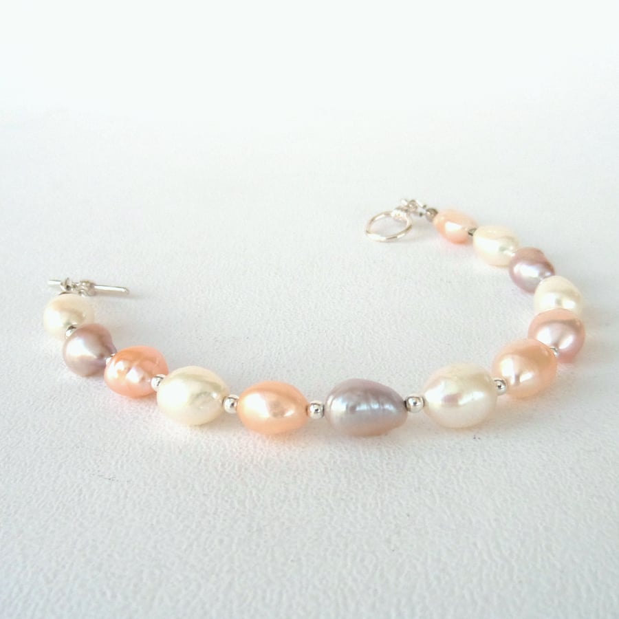 SALE: Dainty pearl bracelet