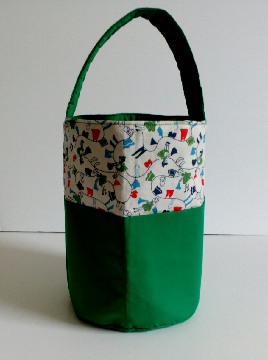 Green bucket style peg bag, laundry design, front pockets and quilted handle