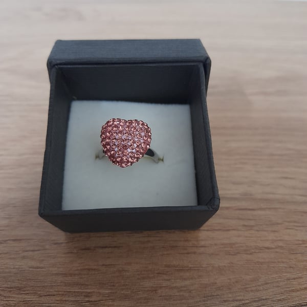 ROSE PINK AND SILVER FACETED ADJUSTABLE RING.