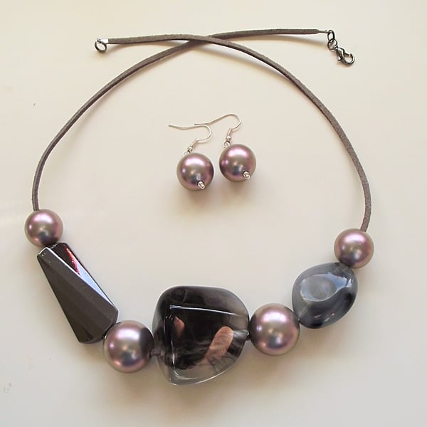 Statement necklace and earrings grey pearl