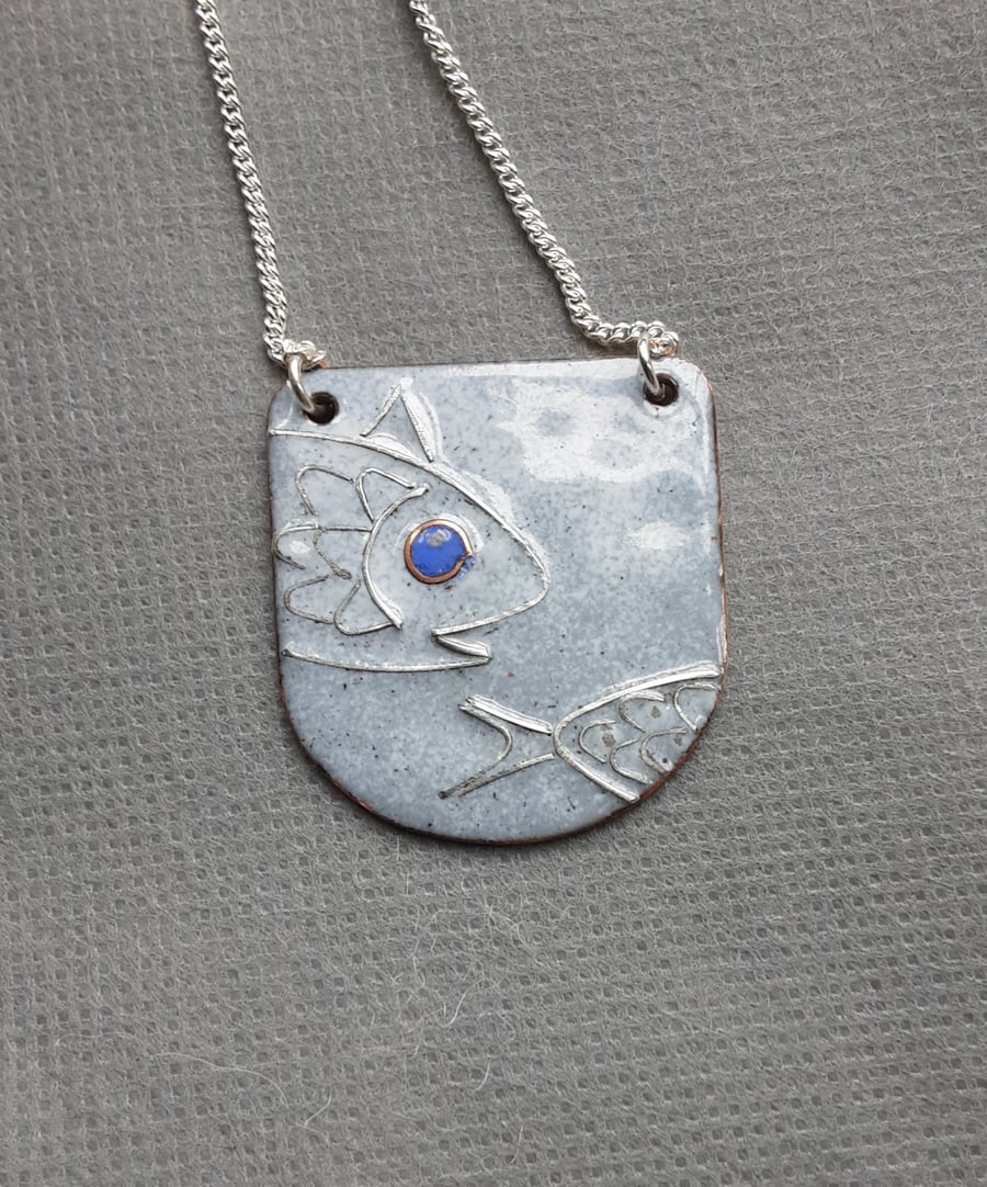 BEAUTIFUL ENAMELLED NECKLACE WITH SILVER FISH