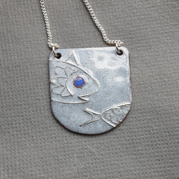 BEAUTIFUL ENAMELLED NECKLACE WITH SILVER FISH