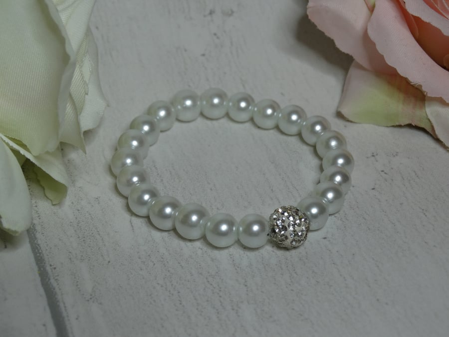 White glass pearl and diamante elasticated bracelet