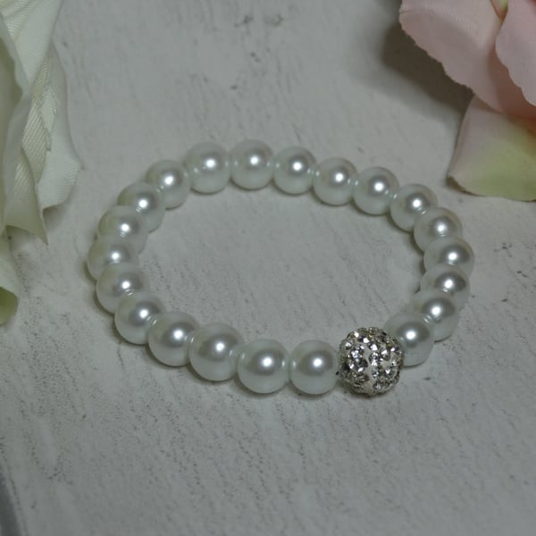 White glass pearl and diamante elasticated bracelet