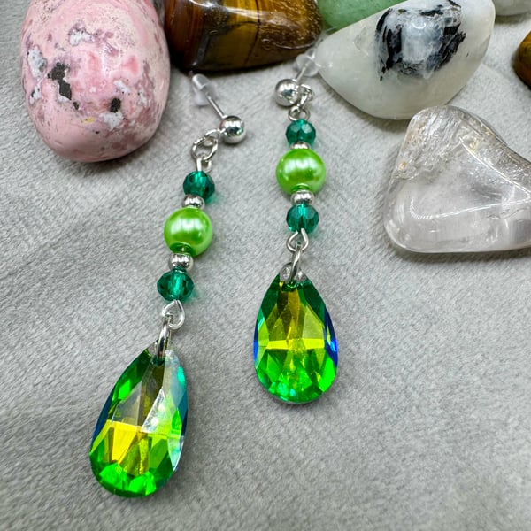 Green crystal and glass pearl drop earrings. 