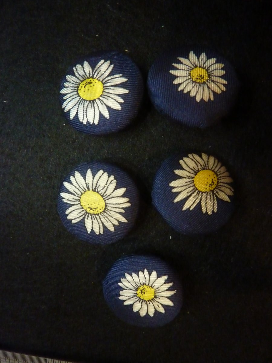 5 White Daisy Buttons Silk Handcrafteds Upcycled 25mm2 Hole Back 