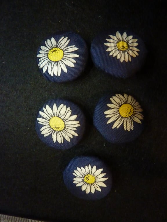 5 White Daisy Buttons Silk Handcrafteds Upcycled 25mm2 Hole Back 