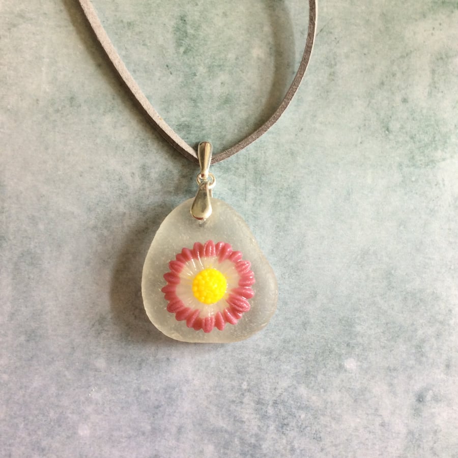 Daisy sea glass pendant (0358)