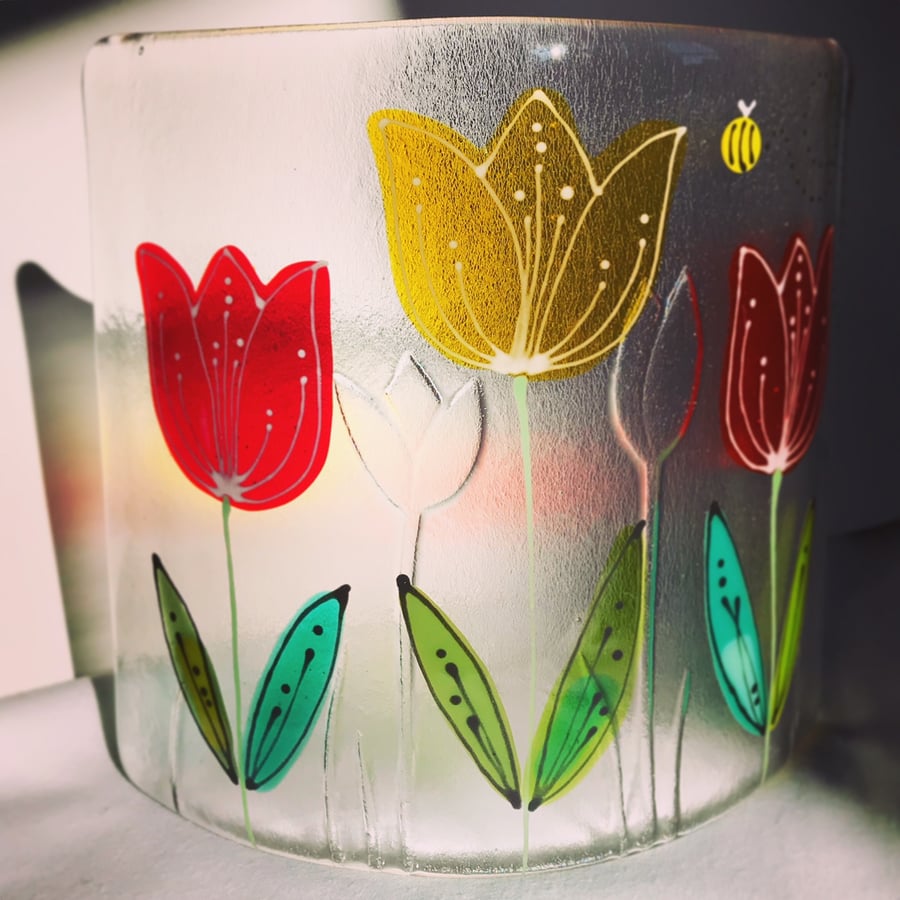 Free standing floral glass curve - Tulips