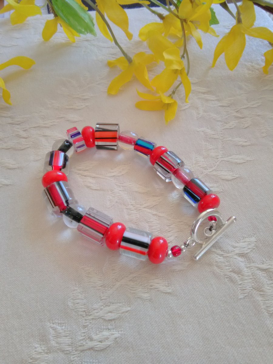 Red stripe glass bracelet