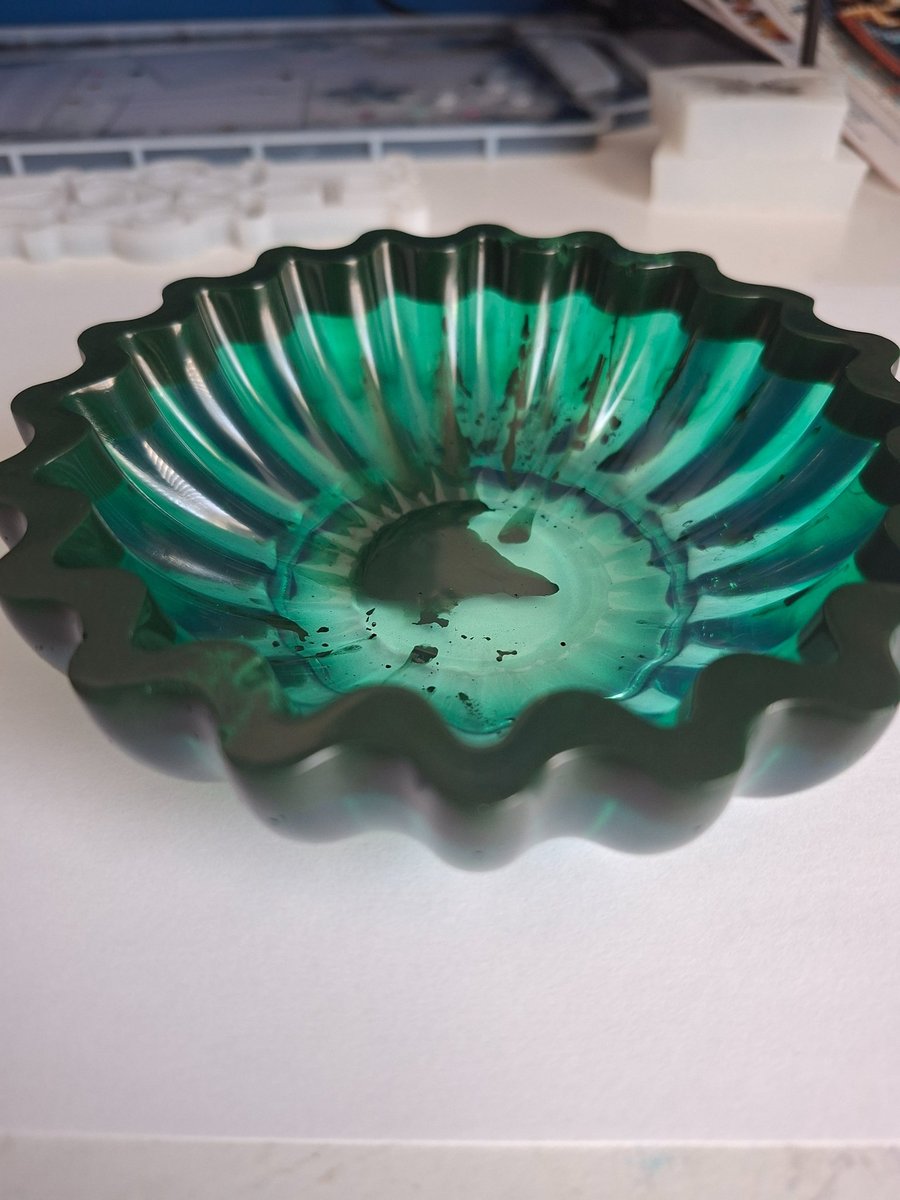 Handmade Emerald Green Resin Lotus Bowl – Scalloped Fluted Trinket Dish