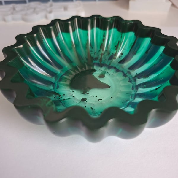 Handmade Emerald Green Resin Lotus Bowl – Scalloped Fluted Trinket Dish