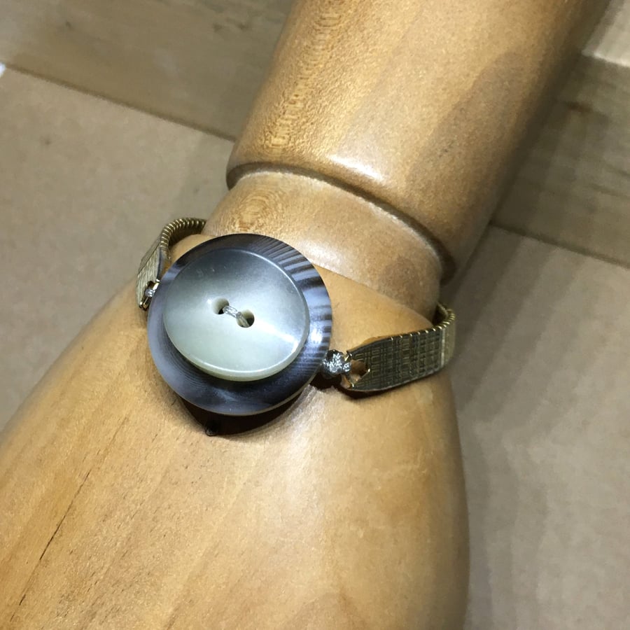 Upcycled marble effect vintage button - Stainless Steel stretchy bracelet 