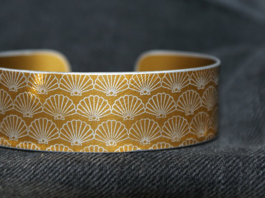 Geometric shell pattern cuff bracelet mustard