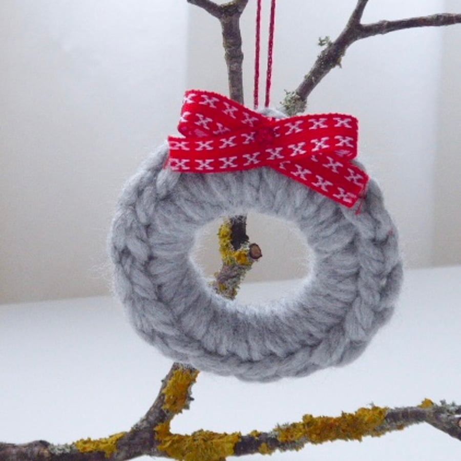 Crochet wreath, mini wreath, grey Christmas tree decoration, Christmas wreath