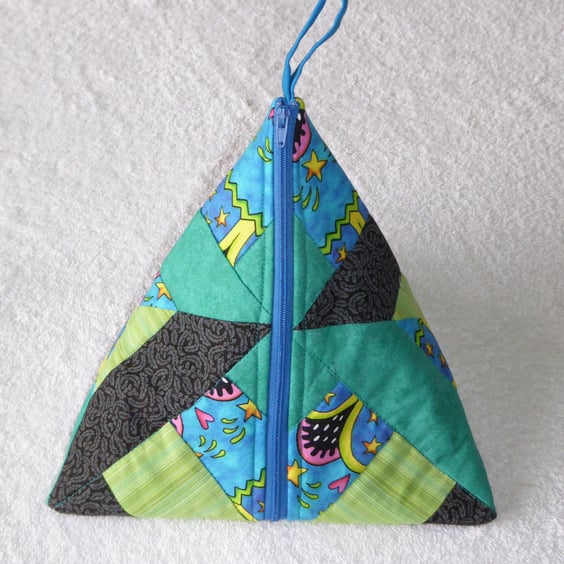 Pyramid Purse. Patchwork and Quilted Project Holdall.