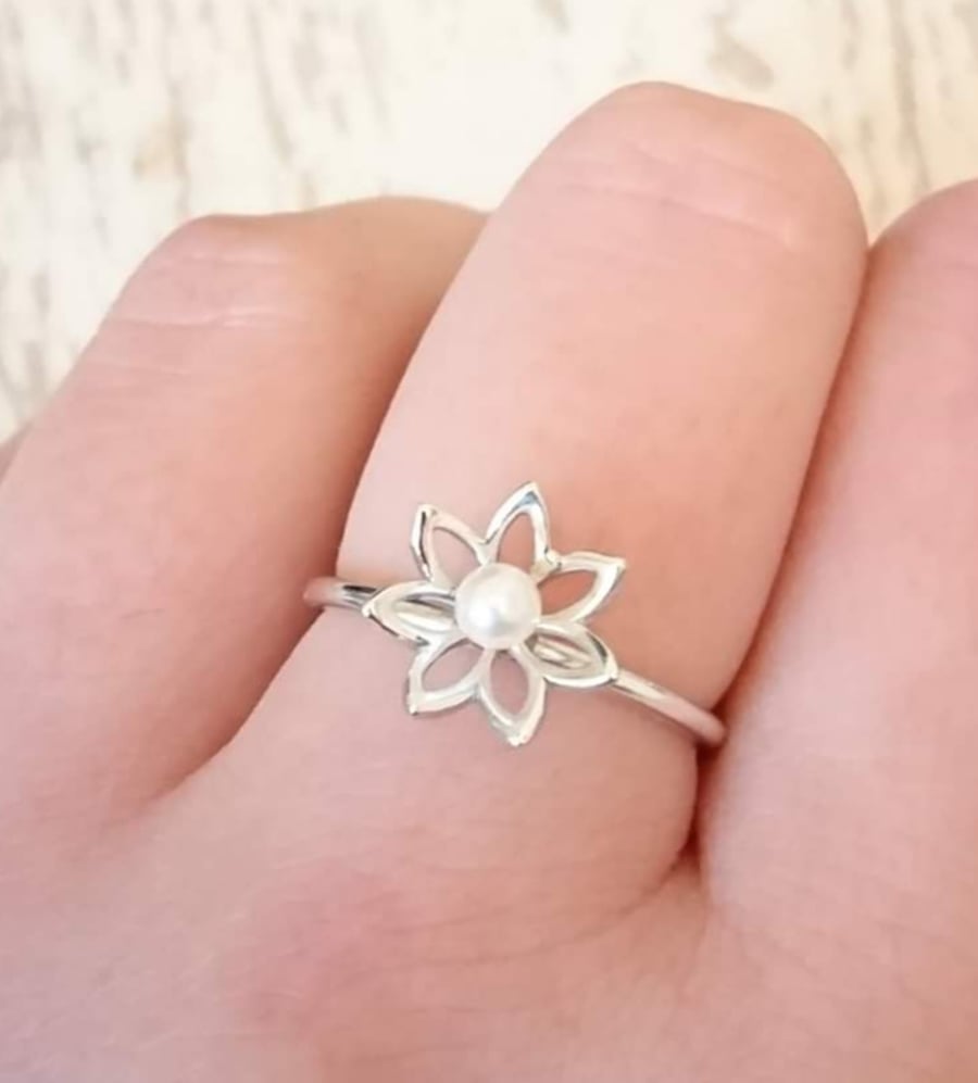 Sterling silver open flower and pearl ring - size P