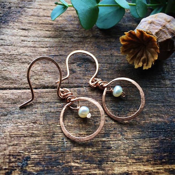 Rose gold earrings with freshwater pearl