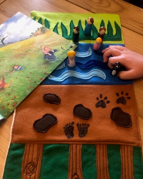 Going on a bear hunt story mat