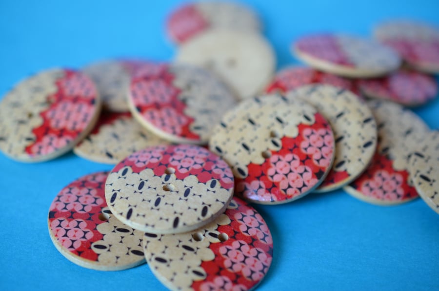 30mm Wooden Red, Pink & Natural Wood Printed Buttons 6pk Large Button (RLG6)
