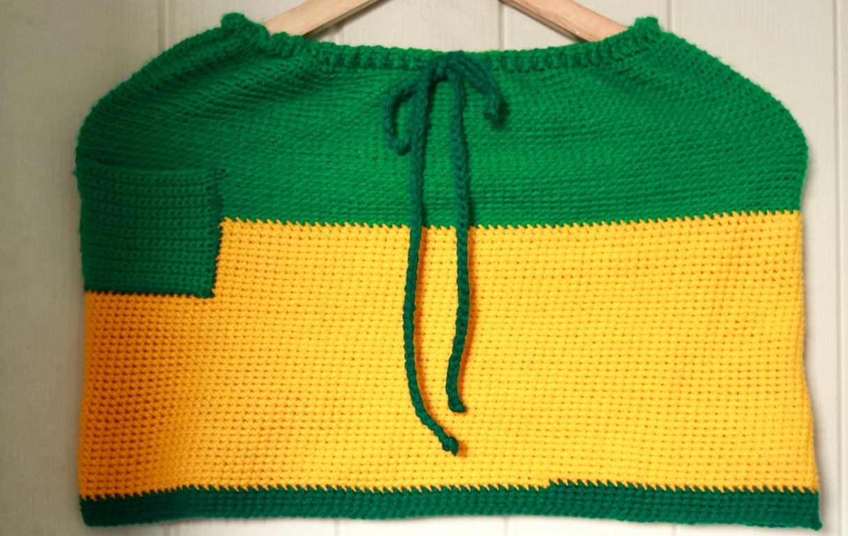 Low rise knitted crochet mini skirt in a size 10