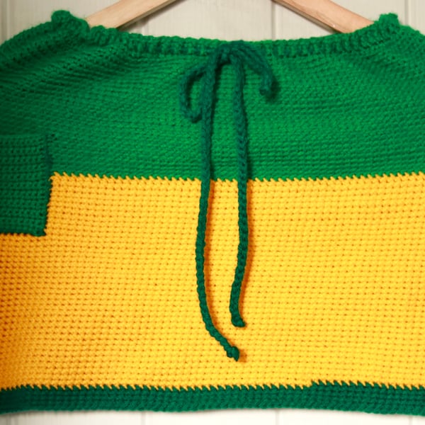 Low rise knitted crochet mini skirt in a size 10