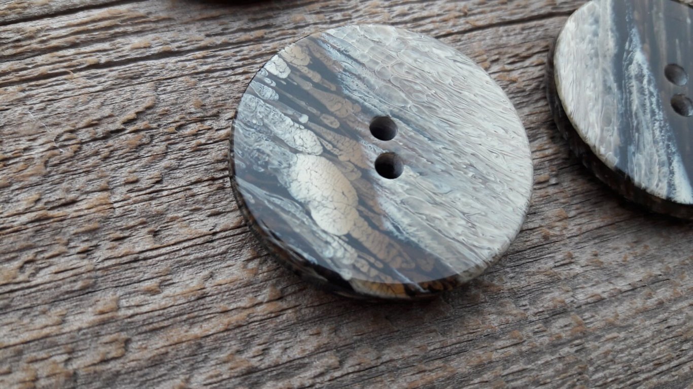 33mm (1 &1 4") 2 hole button Italian