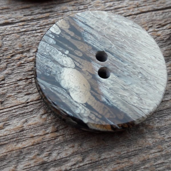 33mm (1 &1 4") 2 hole button Italian