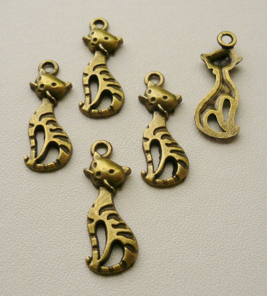 5   Antique Bronze Cat Charms