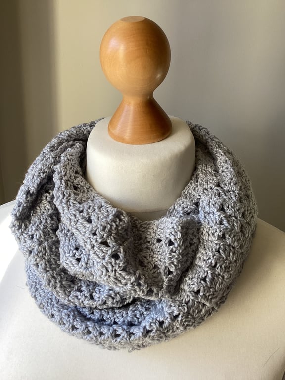 Lacy infinity circle scarf in wool and silk, colour Silver