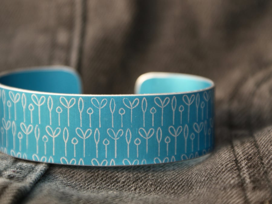 Spring buds pattern aluminium cuff bracelet blue