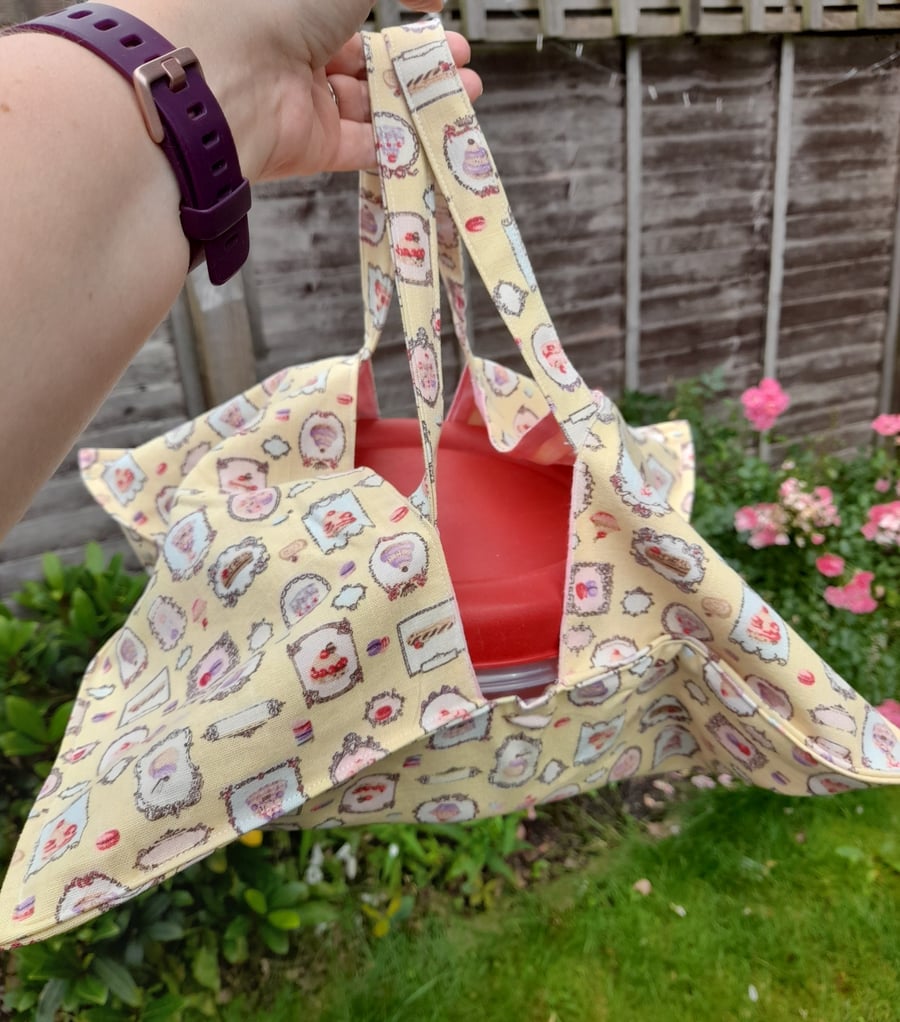 Cake carrier tote
