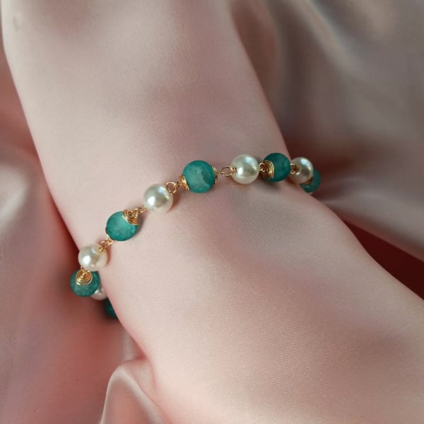 Blue Beaded Pearl Bracelet with Gold Spiral Wire Detail – Handmade Jewellery