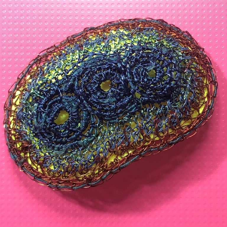 Small hairclasp with blue wire