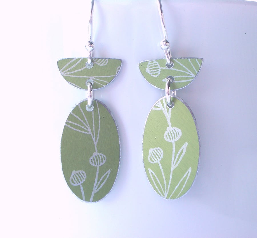 Green oval earrings with wreath design