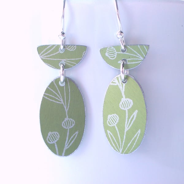 Green oval earrings with wreath design