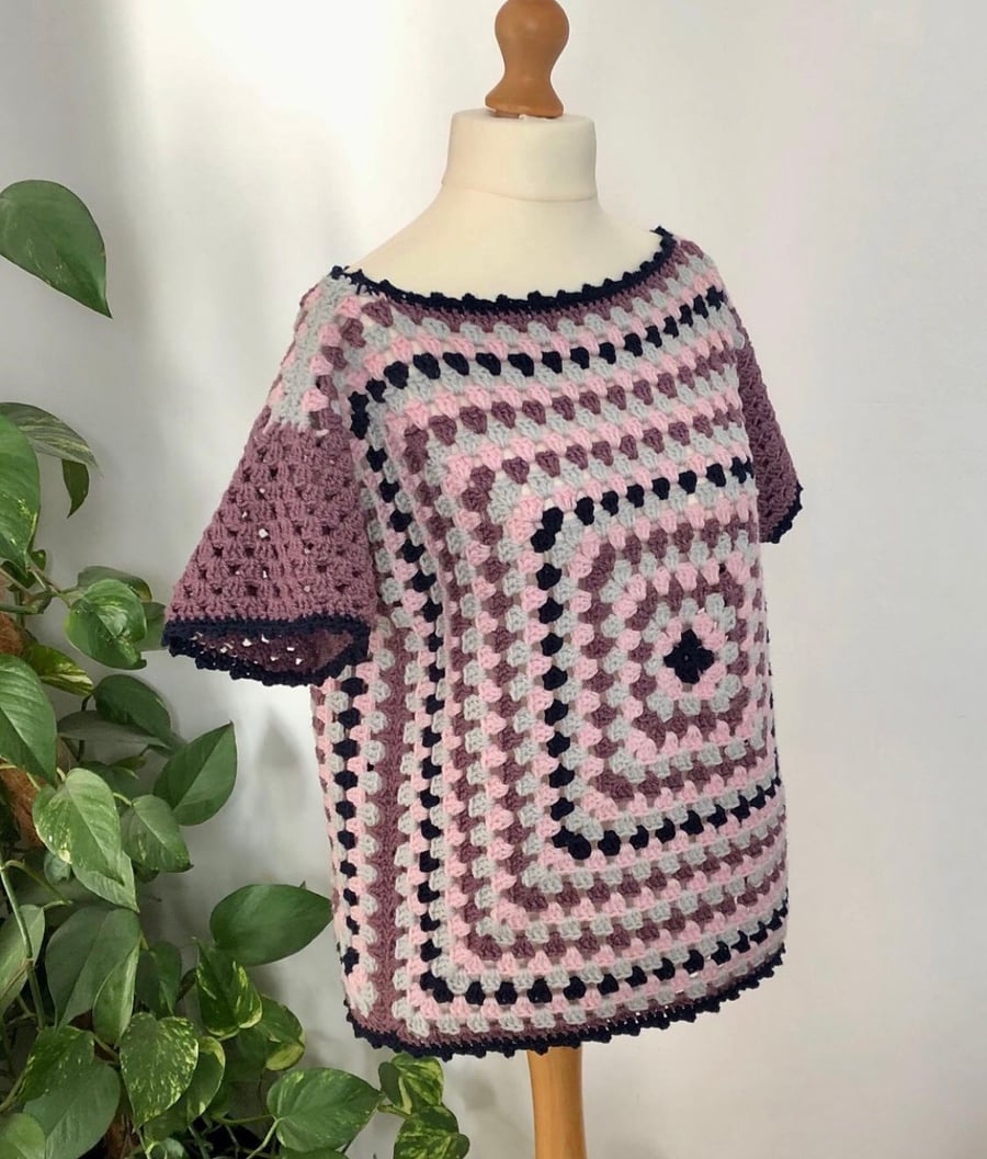 Ladies crochet boatneck top. UK size 12. Short sleeves. Multicoloured.